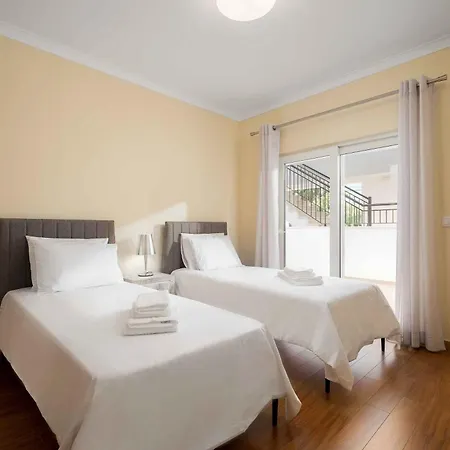Cosy Two Bedroom Apartment *